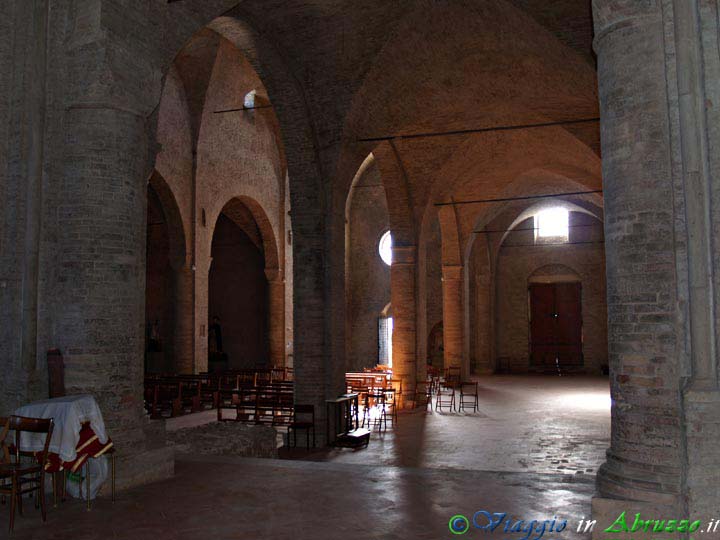 19-P1010361+.jpg - 19-P1010361+.jpg - L'abbazia di "S. Maria di Propezzano" (VIII-IX-XIII-XIV sec.).